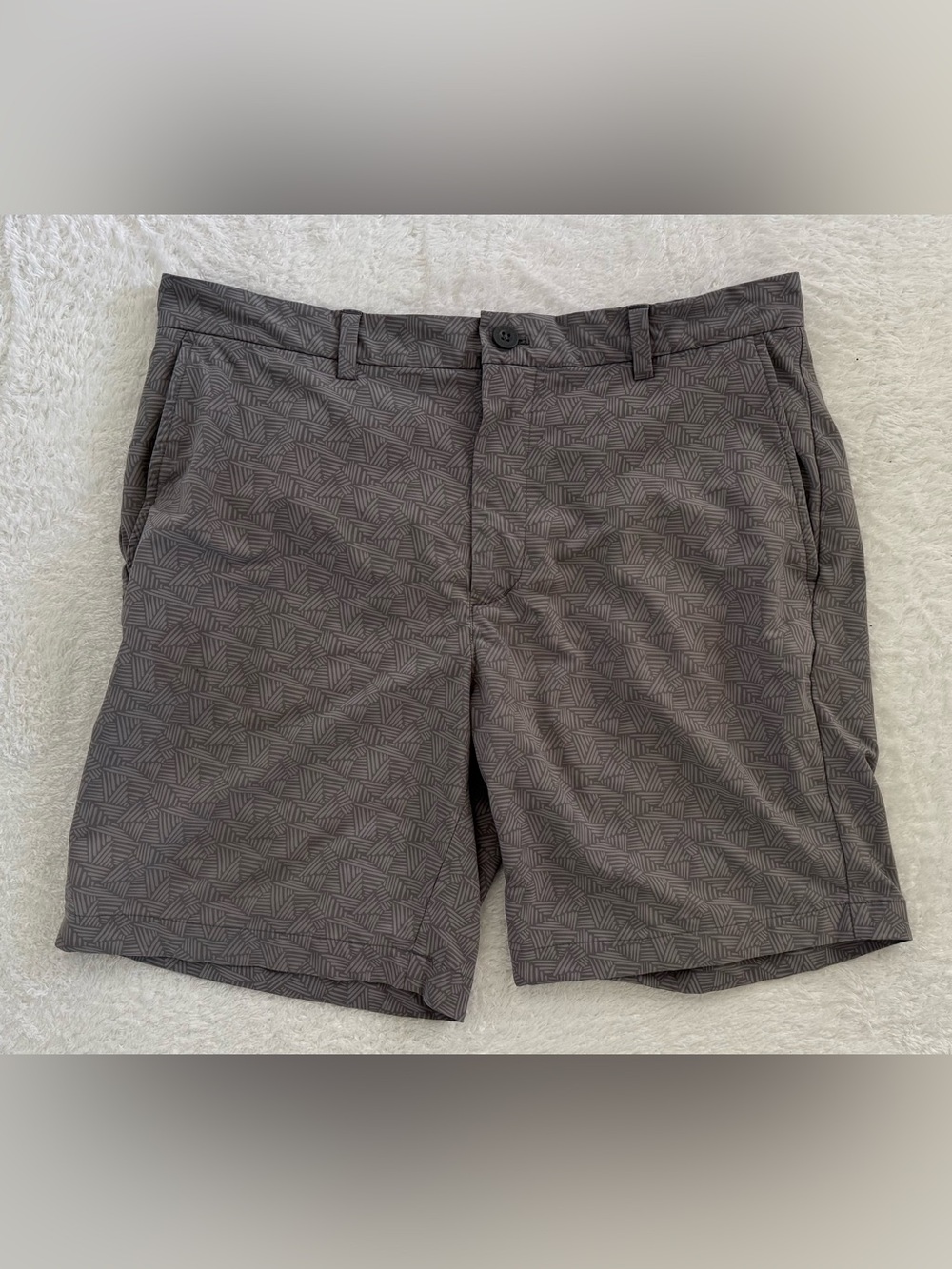 Vineyard Vines mens Performance Breaker Shorts size 35 gray geometric print
